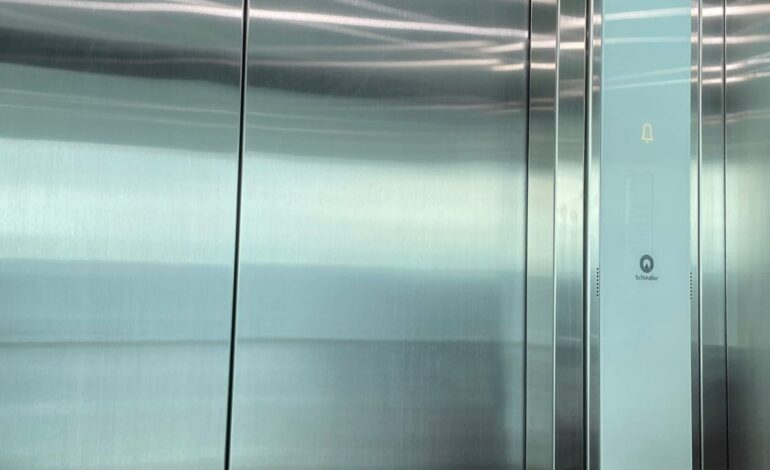 Usuarios del AICM se quedan atrapados en elevador
