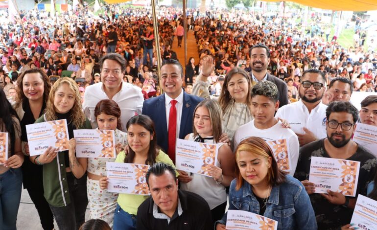 Diputado Janecarlo Lozano entrega 5 mil becas a estudiantes de bachillerato y licenciatura en la GAM