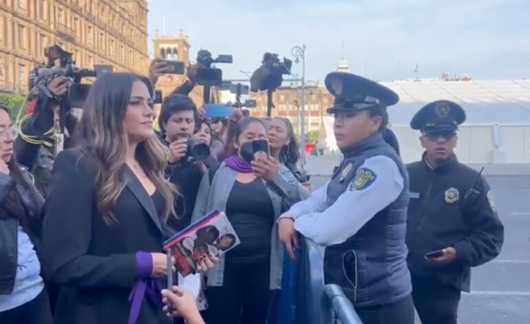 Feministas piden a AMLO no victimizarse frente a Palacio Nacional