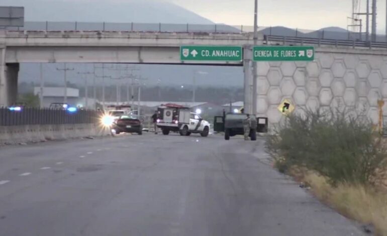 Hallan tres cuerpos colgados en puente vehicular de Nuevo León