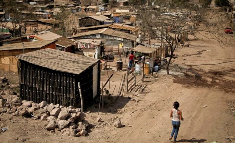 Baja pobreza, pero mitad de mexicanos carecen de seguridad social: Coneval