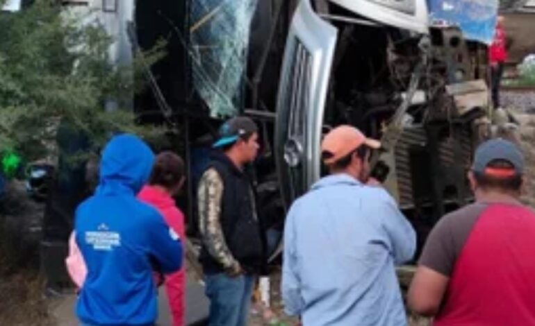 Choque entre tren y autobús deja seis muertos en Querétaro