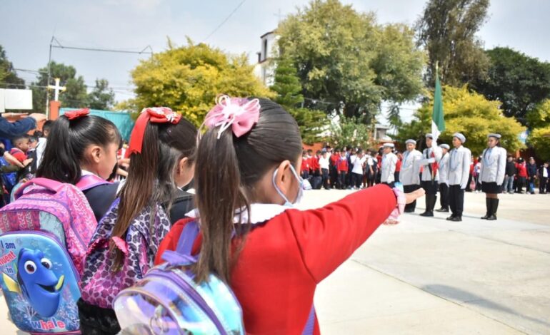 Niños de primaria de Tláhuac inician ciclo escolar reestrenando su escuela