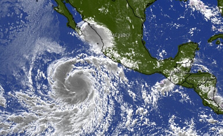 “Jova” se intensifica a huracán categoría 2 frente a costas de Jalisco