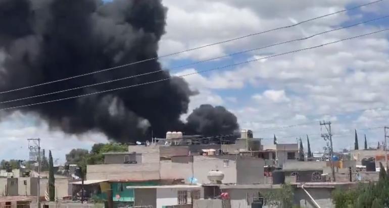 Incendio consume bodega de plástico en Ecatepec